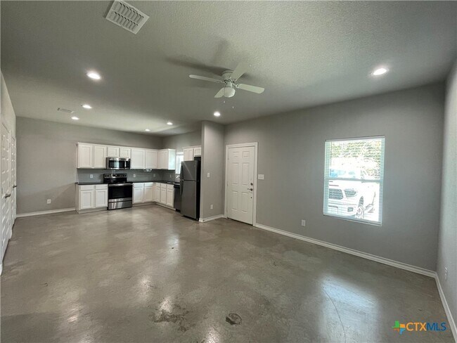 Building Photo - 611 E Martindale St