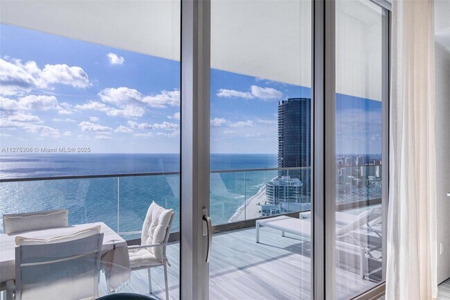 Foto del edificio - 18975 Collins Ave