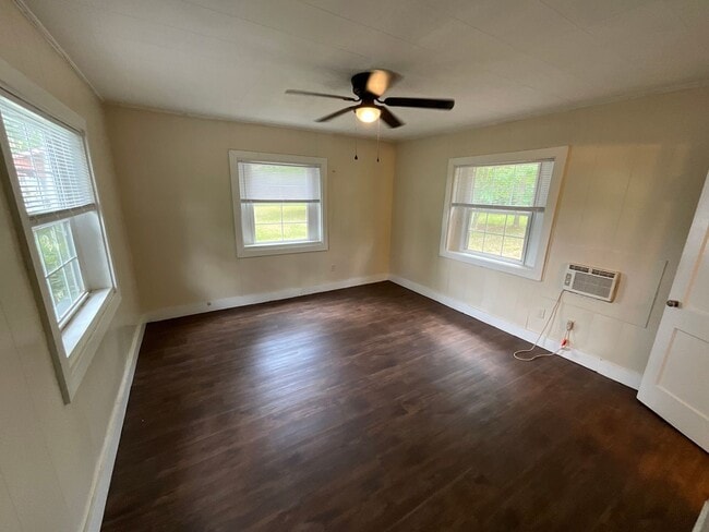 Foto del edificio - Sweet 1/1 Cottage at Hill Loop in Bonifay with Water/Sewer, Garbage, & Lawn Maintenance Included