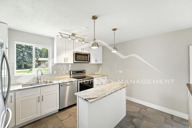 Foto del edificio - Spacious Home with Central AC and Fenced Yard