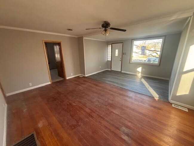 Building Photo - 2 Bedroom in Roxana Schools