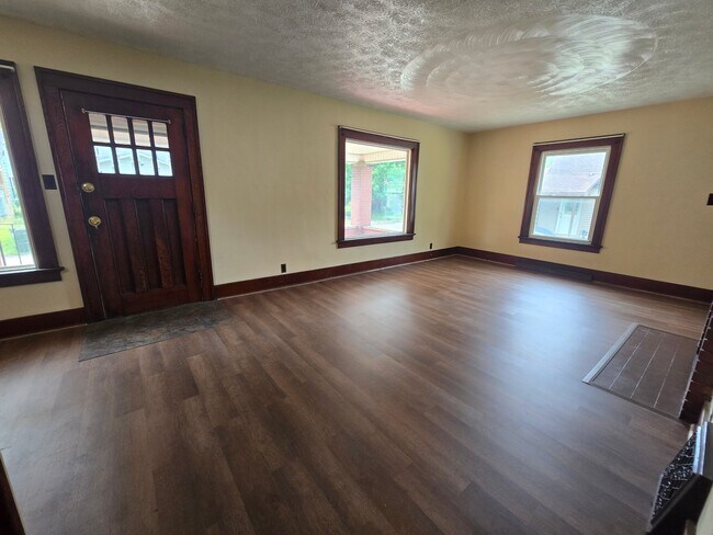 Building Photo - 1335 Highland Ct