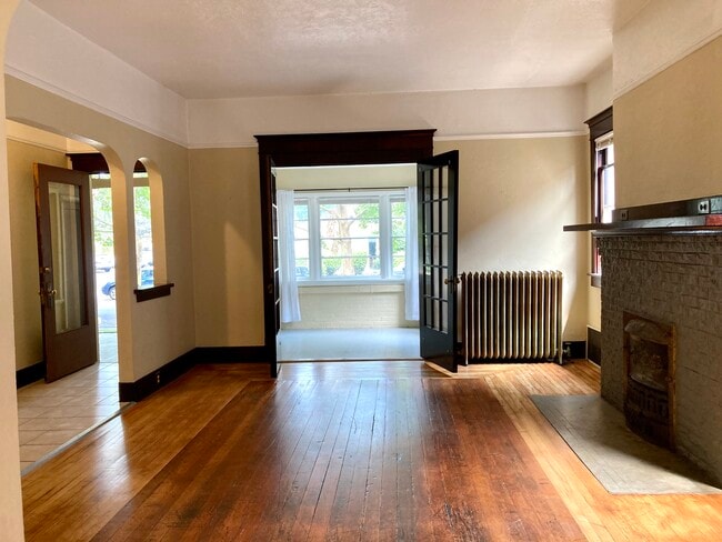 Building Photo - 605 W Hays St