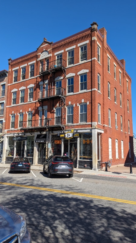 Primary Photo - 32 W Main St