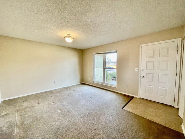Foto del edificio - Lafayette Ranch on a Spacious Lot - Available Early June