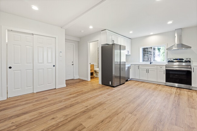 Building Photo - 2820 19th Ave S