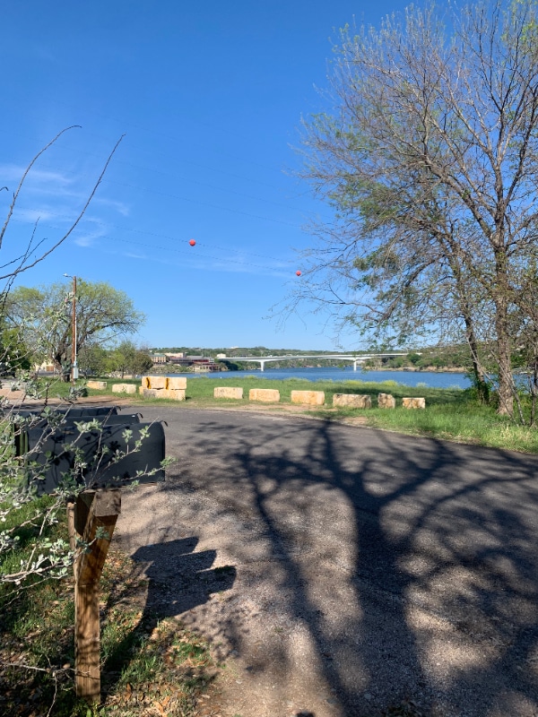 Foto del edificio - 600 Lakeshore Dr