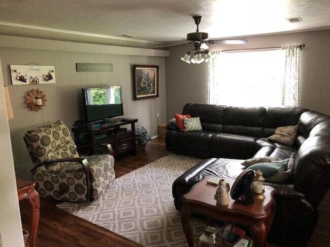 Foto del edificio - 5503 Sam Calloway Rd