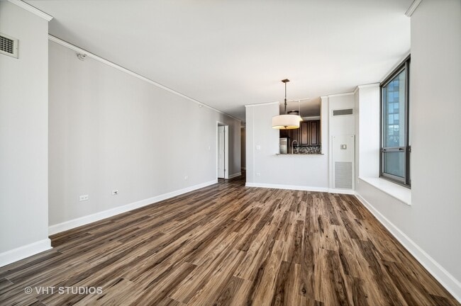 Building Photo - 420 E Waterside Dr