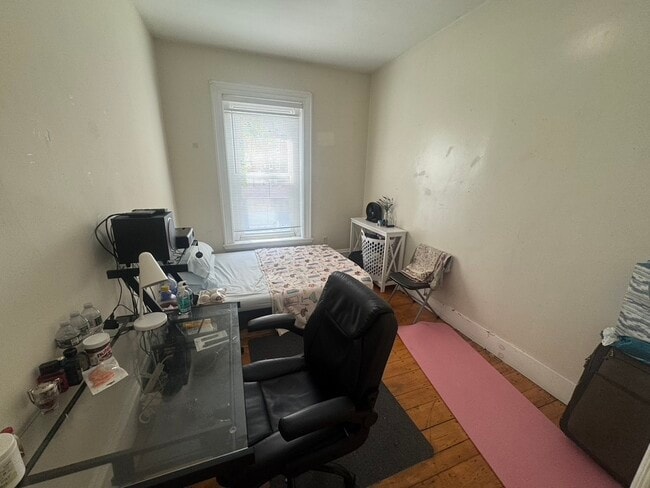 Building Photo - 227 Roxbury St