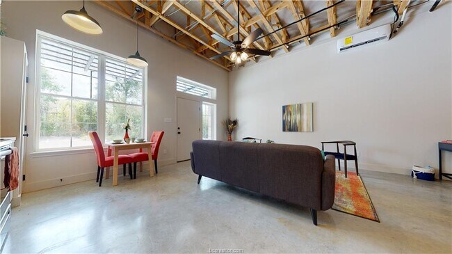 Building Photo - 305 W 27th St