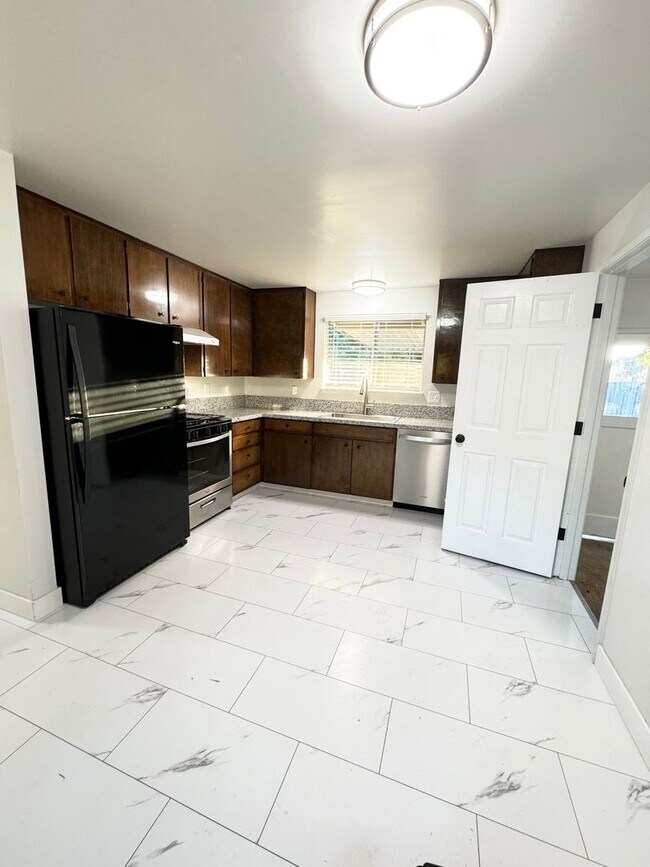 Building Photo - AVAILABLE NOW 2 bed/1 bath Duplex in East ...
