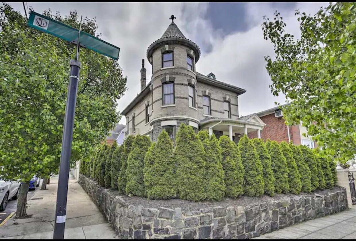 Primary Photo - 7722 Broadway