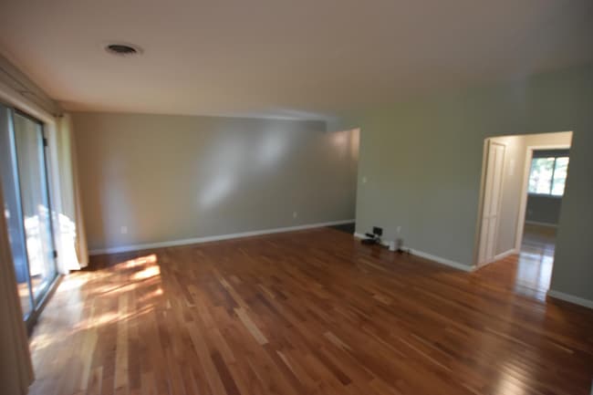 Building Photo - Fabulous 2BR/1BA Top Floor Condo in Grosve...