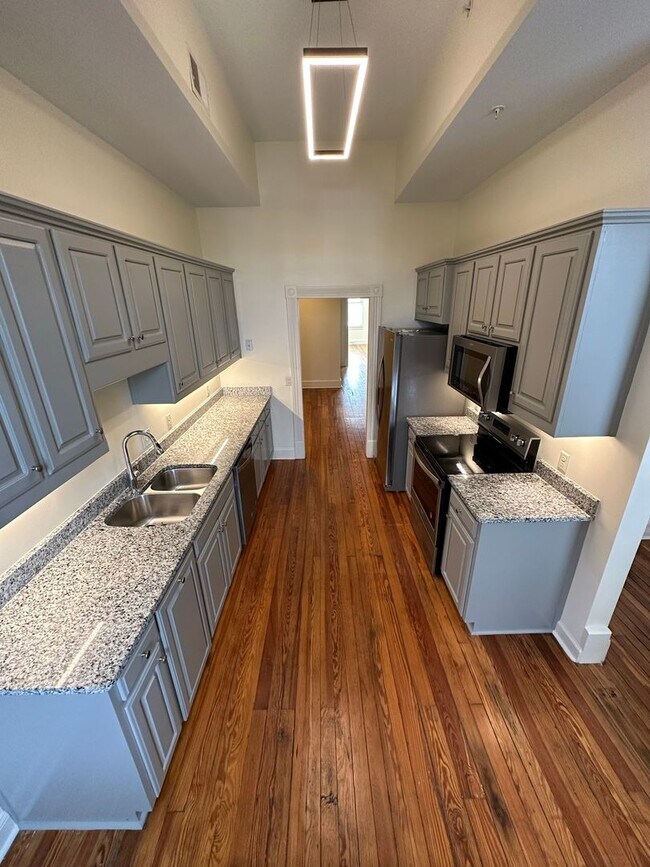 Foto del edificio - Spacious 3 Bedroom/3 Bathroom Townhome with Private Rooftop Deck