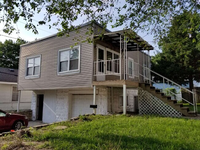 Building Photo - TWO BEDROOM HOME WITH GARAGE
