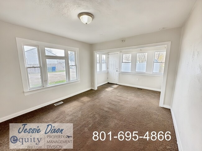 Foto del edificio - 940 Kiesel Ave