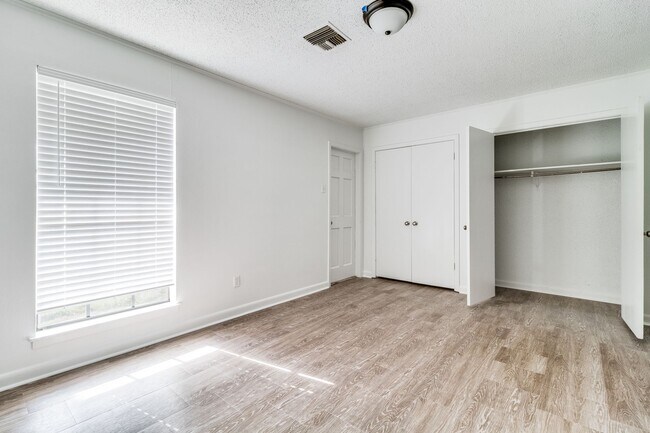 Building Photo - Beautiful and Spacious!  Freshly Renovated Inside and Out!  Wonderful Location!