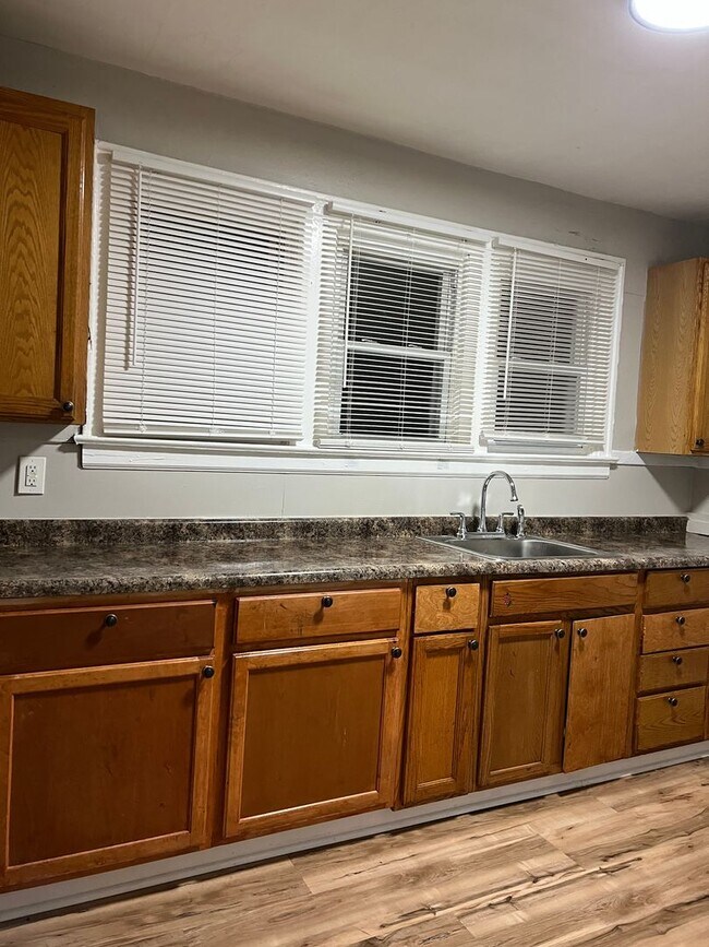 Photo - 901 N Bradley Ave Apartment