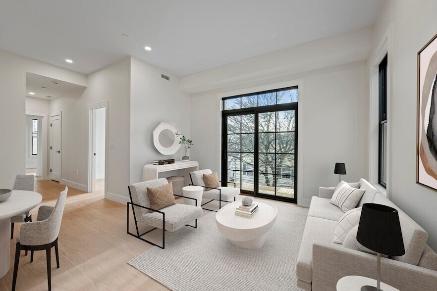 Foto principal - 224 W 9th St