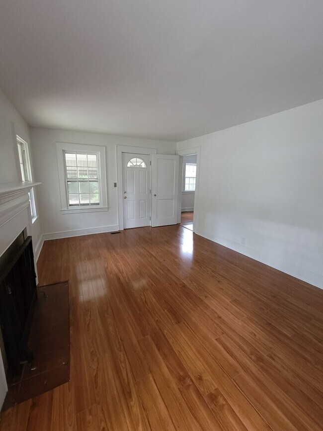 Building Photo - 2 BR on Gordon Looks great!