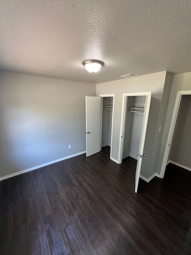 Foto del edificio - Very Nice! Complete Remodel!