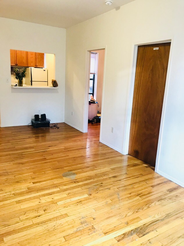 Foto principal - 433 E 75th St