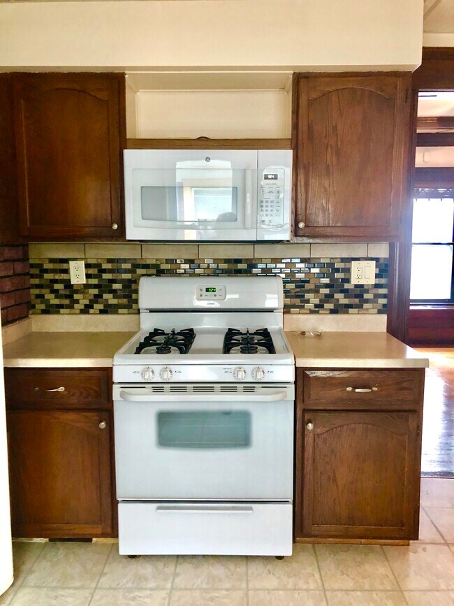 KITCHEN 10/25 - 30 Inwood Pl