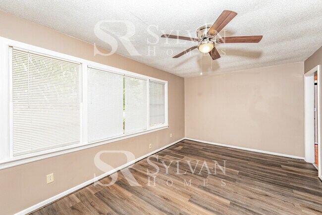 Building Photo - Cute, cozy and comfortable