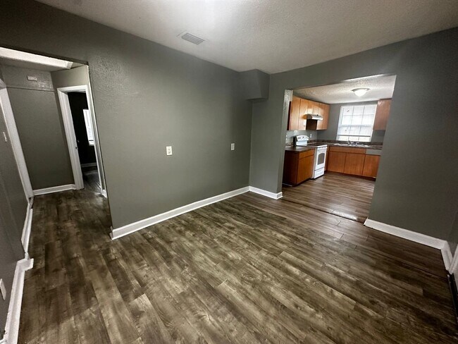 Building Photo - 3/2 Renovated Home in Tampa, 33612- Immedi...