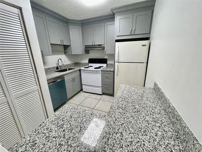 Foto del edificio - 10992 Royal Palm Blvd