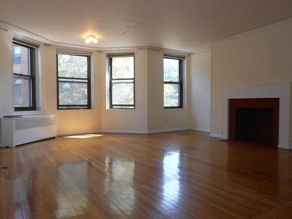 Primary Photo - 41 Carlton St