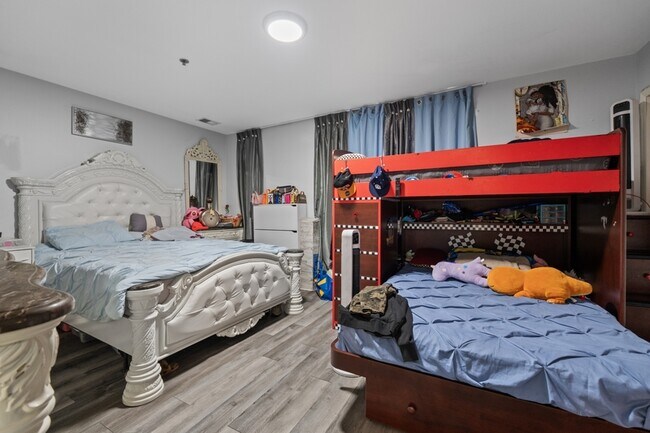 Building Photo - 587 70th St