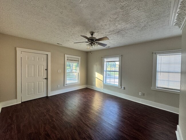 Building Photo - 2 Bedroom Home in Castlewood!