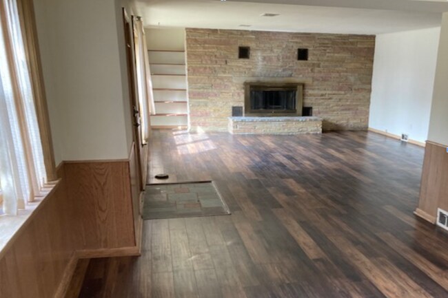 Building Photo - 526 N 121st St