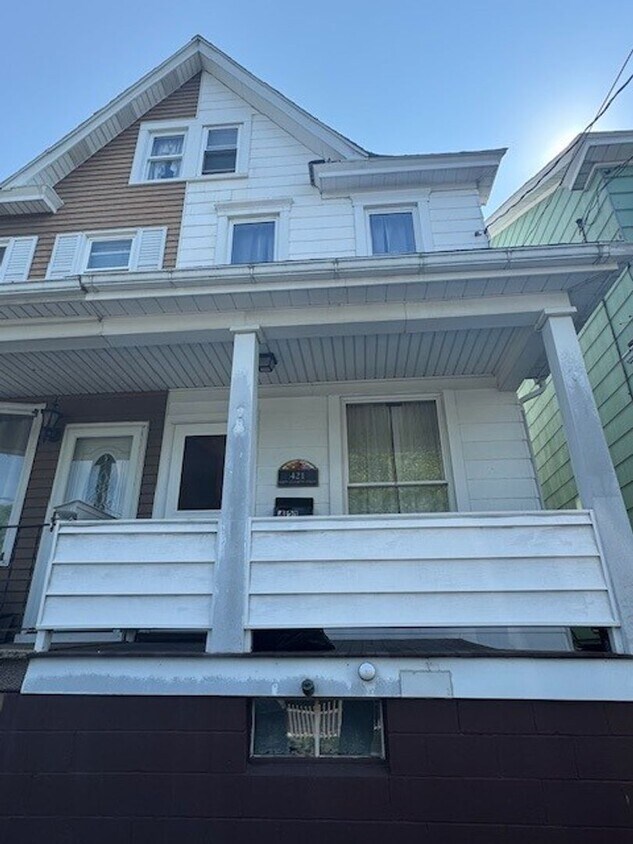 Primary Photo - 4 bedroom 1.5 bath