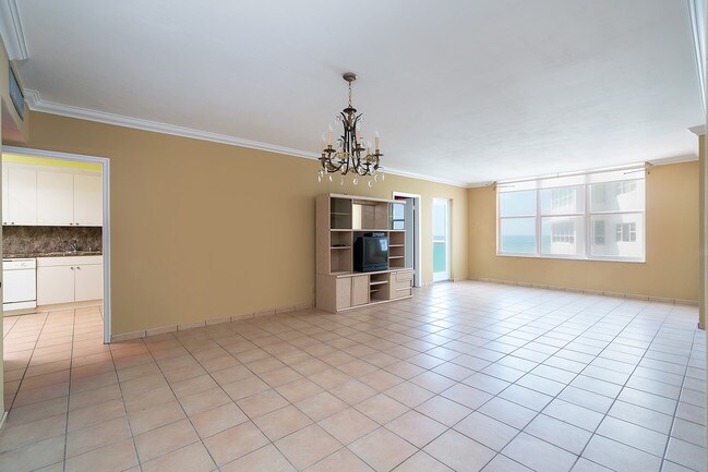 Living Room - 5001 Collins Ave