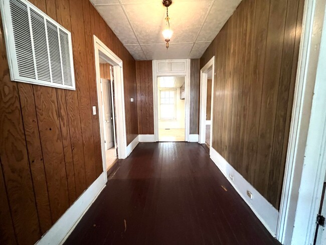 Building Photo - Beautiful Hardwood Floors and Conveniently...