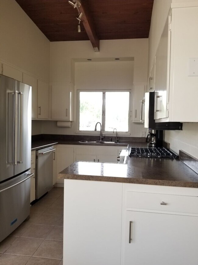 Building Photo - Midtown Ventura Mid-Century 3+2 Single Fam...