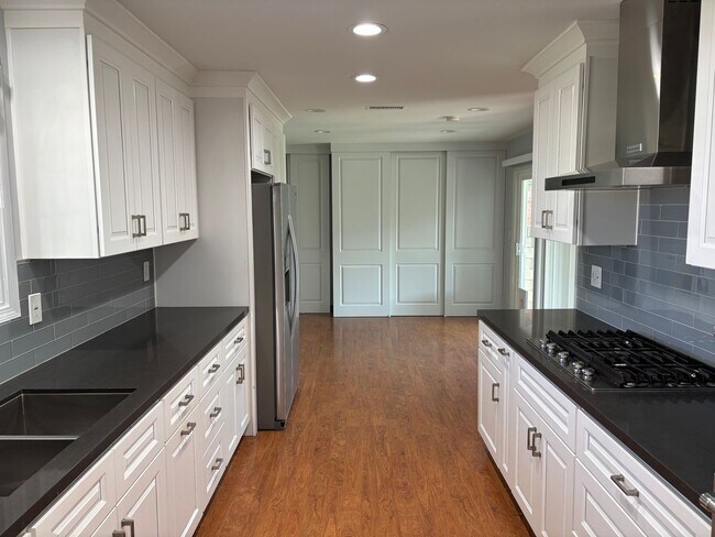 Foto del edificio - NICE 2 Bedroom Home with Large Enclosed Ya...