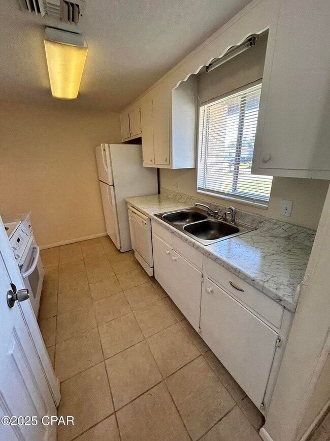 Foto del edificio - 1028 Bradley Cir