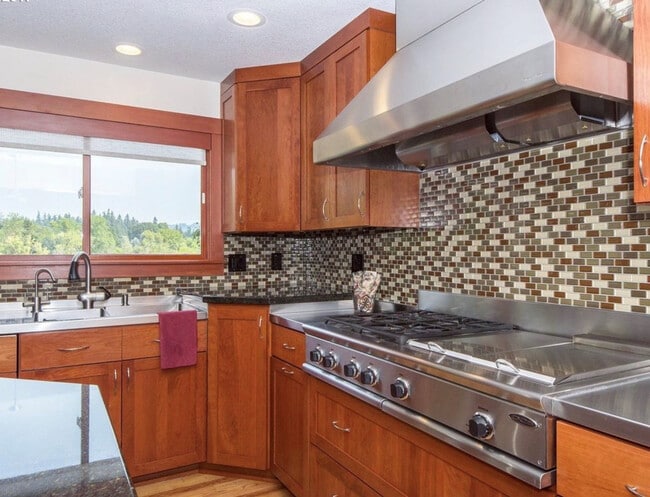 Building Photo - Stunning SW Portland (Arranmore) 4-bedroom...