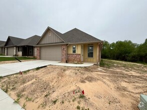 Building Photo - 205 Lindsey Ln