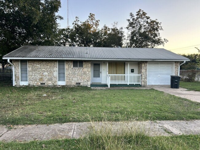Building Photo - 1312 Leader