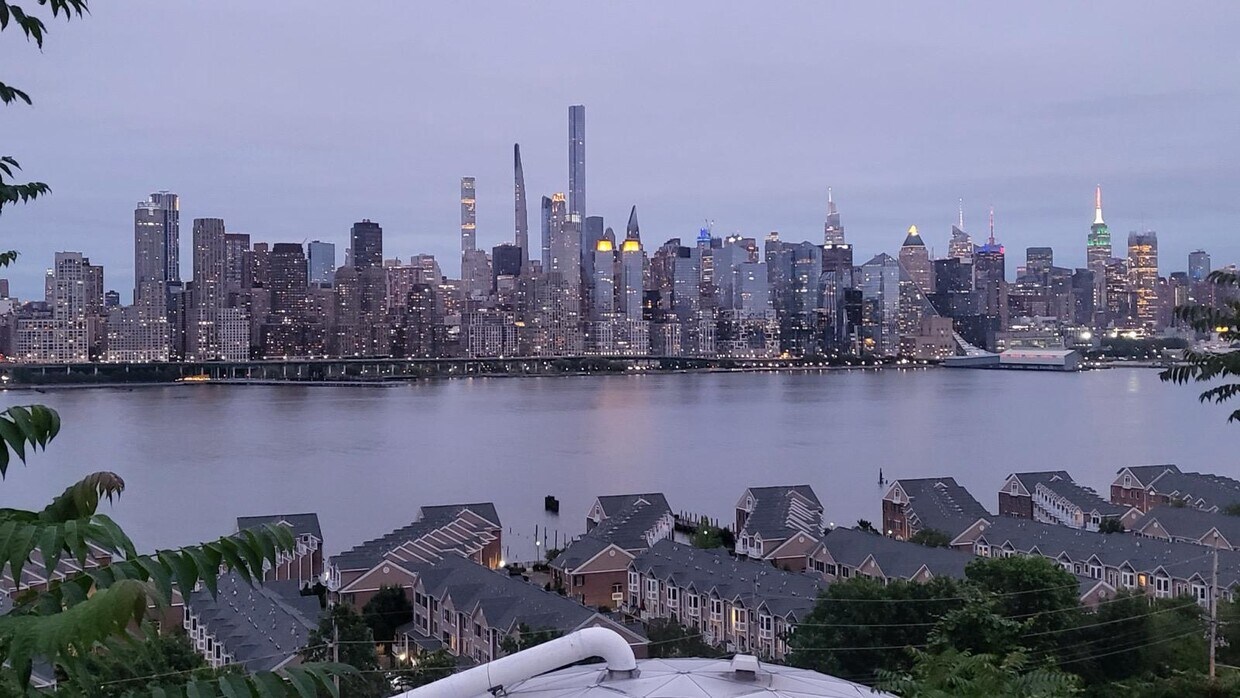 View from in front of the building in the evening - 6515 Boulevard E