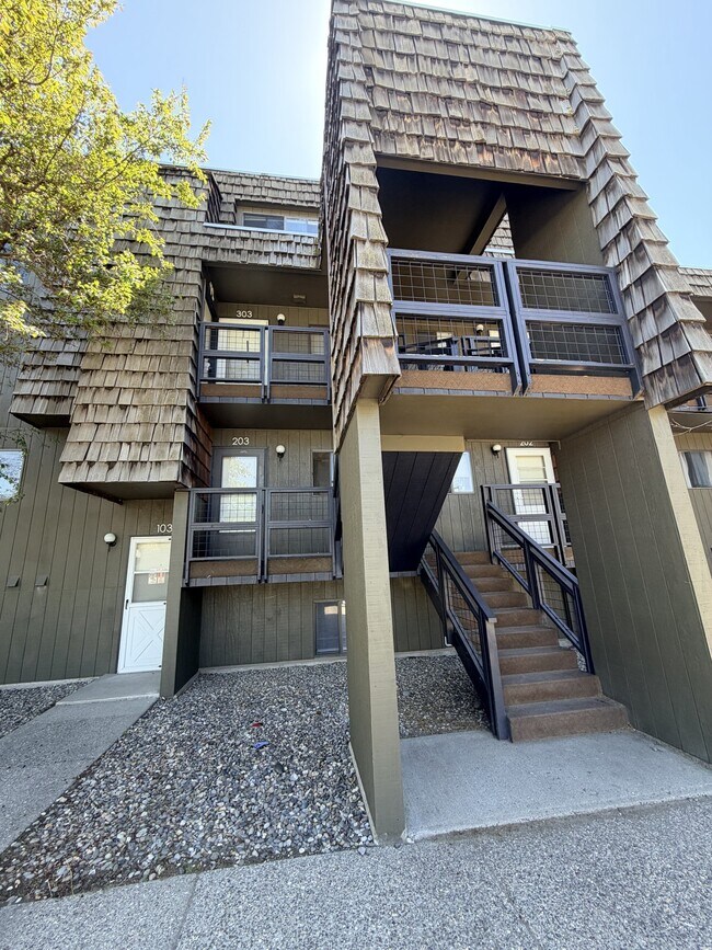 Building Photo - 1011 River Dr