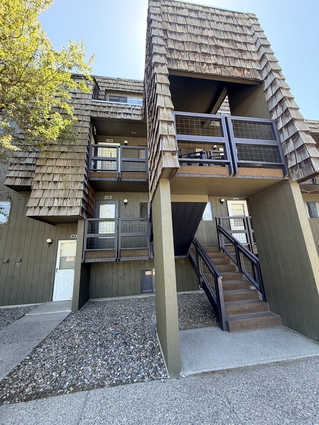 Building Photo - 1011 River Dr