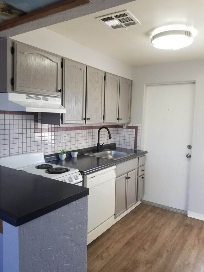 Foto del edificio - 1 BR 1 BTH LOCATED IN A 4 PLEX 2ND FLOOR