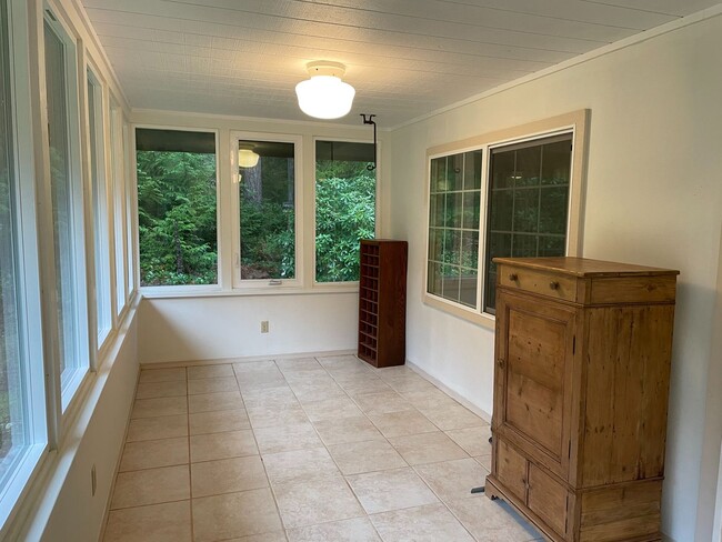 Building Photo - Lovely Home in Langley and a Leased Barn/S...