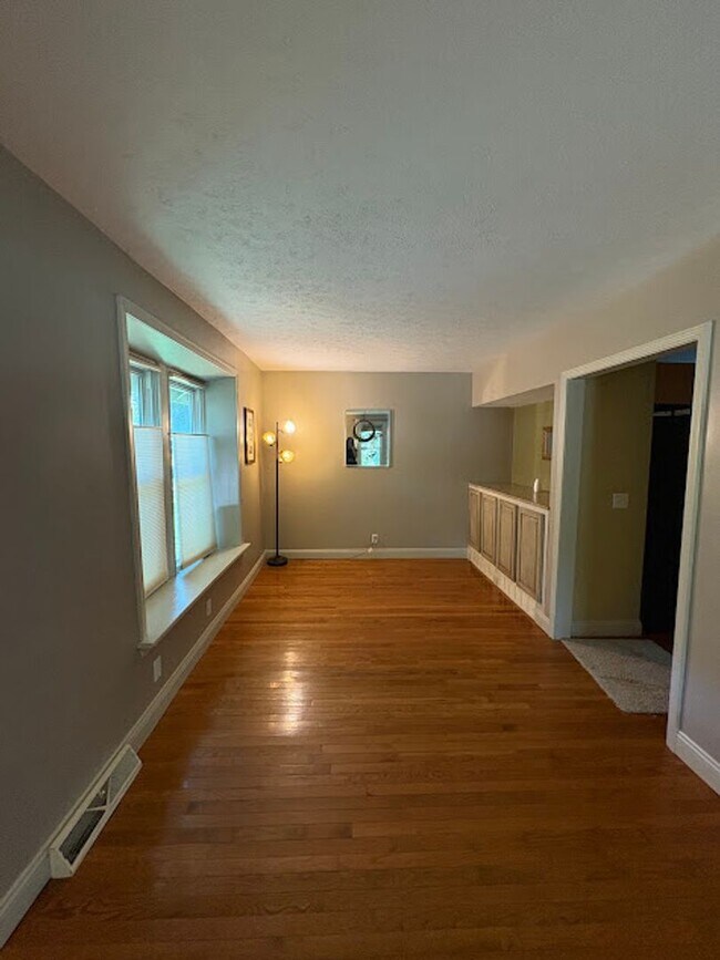 Building Photo - 3 Bedroom 1 Bathroom Home Ready to Rent!
